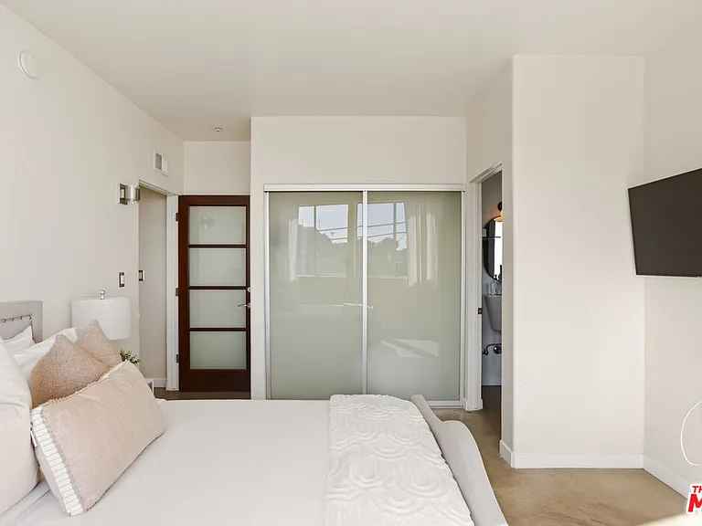 8435 Franklin Ave — Photo 50