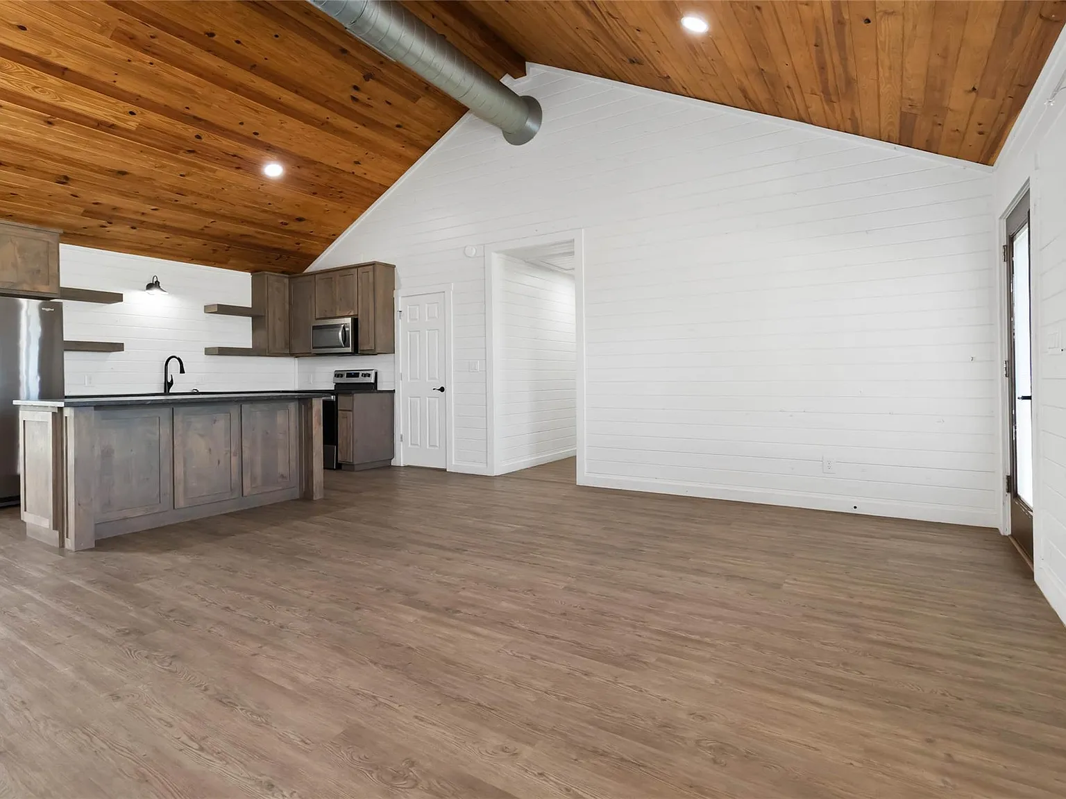 4 bed, 2.0 bath, 1560 sqft, $2,400 — Photo 4