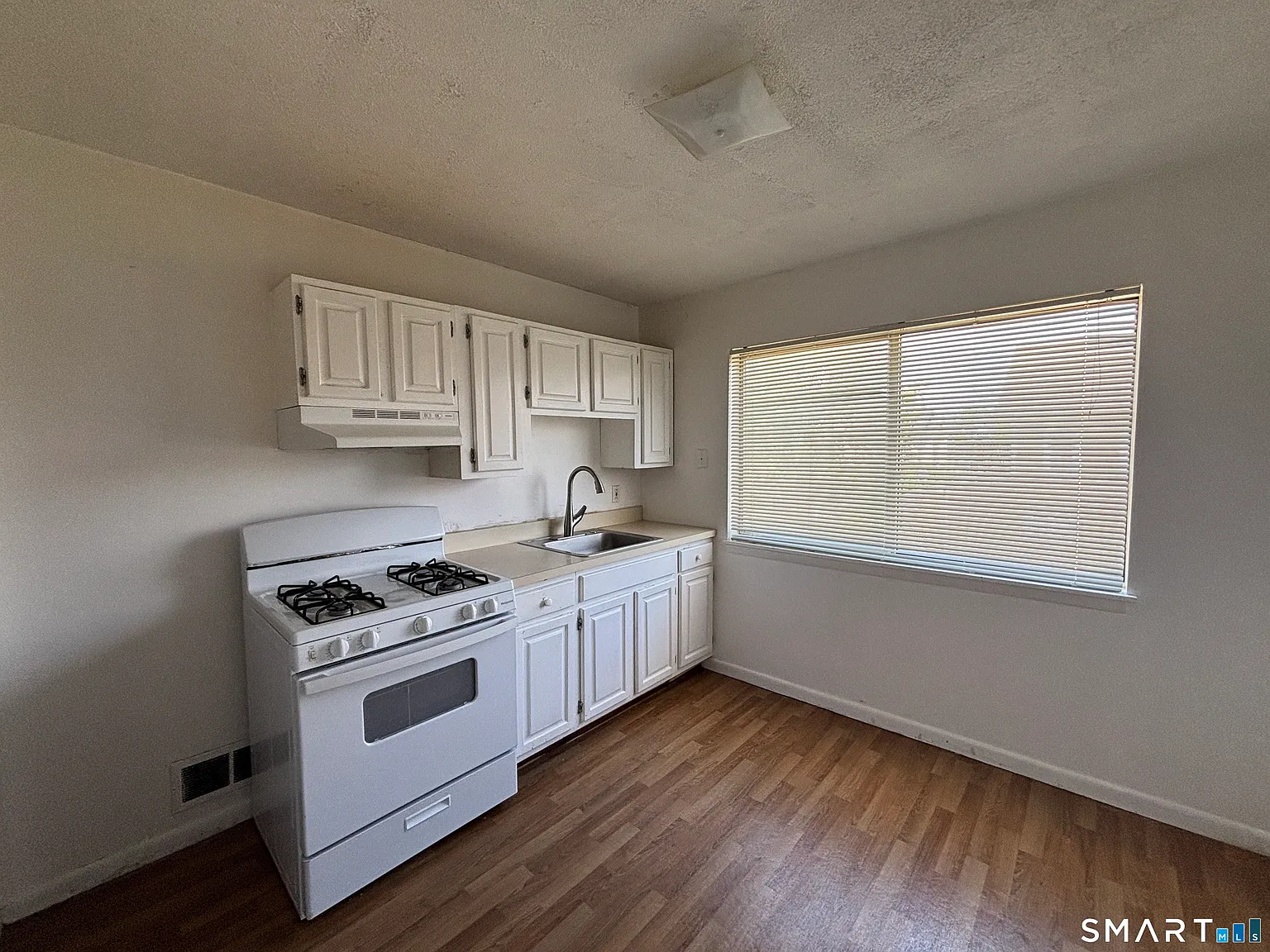 1 bed, 1.0 bath, 3374 sqft, $1,700 — Photo 4
