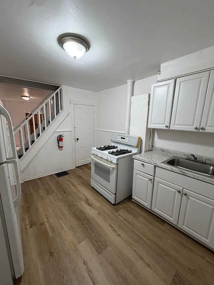 33 Hills Pl — Photo 1