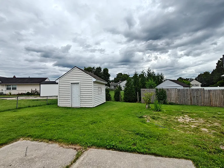 444 Colonial Rd — Photo 4