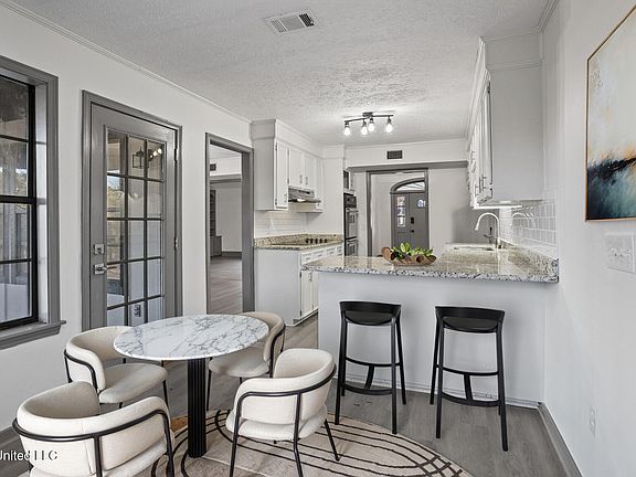 5th image of 210 Haddon Cir