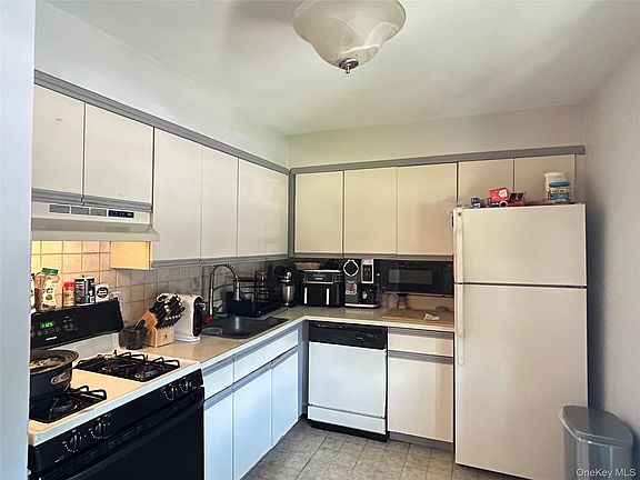 3rd image of 18 Cedar Court #18