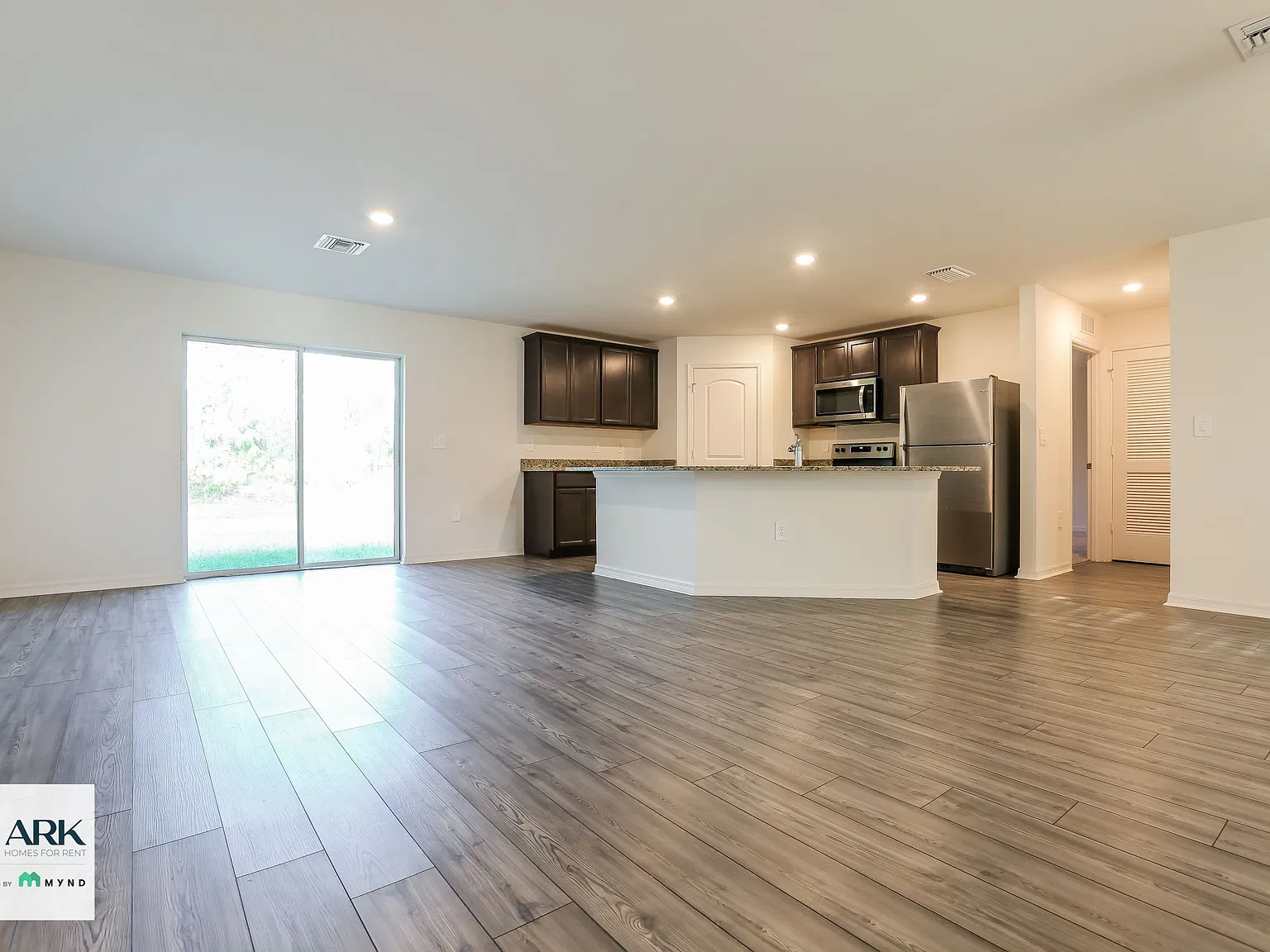 3 bed, 2.0 bath, 1461 sqft, $1,925 — Photo 3