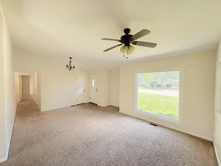 804 E Clark St — Photo 3