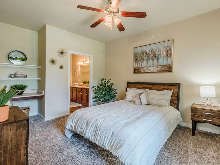 Hunter's Cove Apartments — Photo 10