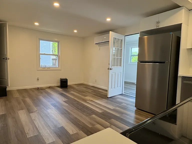 103 N Pierpont Ave — Photo 2