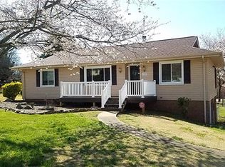 1789 Woodridge Cir, Hickory, NC 28602