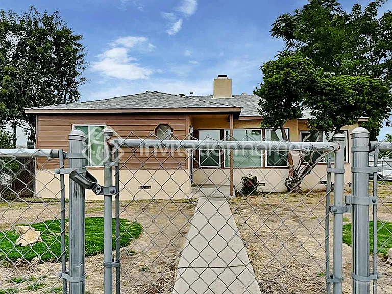18601 Victory Blvd — Photo 1