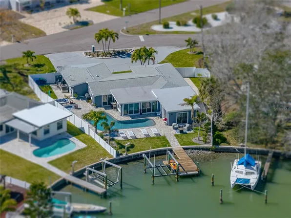 15905 Redington Dr, Redington Beach, FL 33708