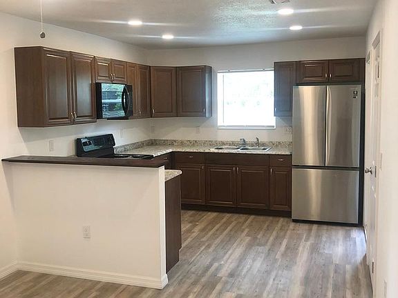 3rd image of 310 W Oakland Ave