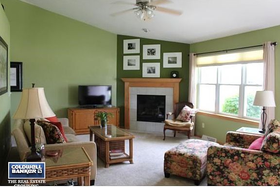 Living Rm w/ plenty of space.