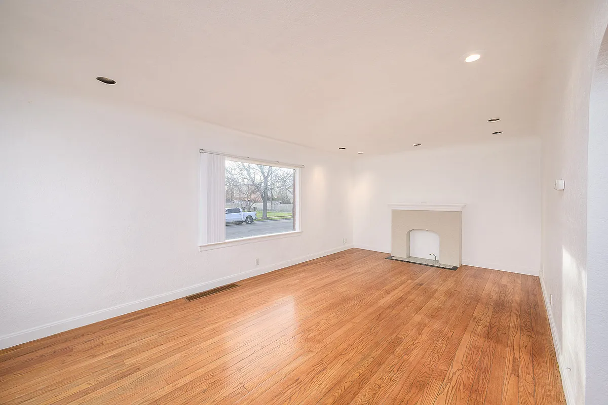 Building Photo - 602 Lewis Ave #1