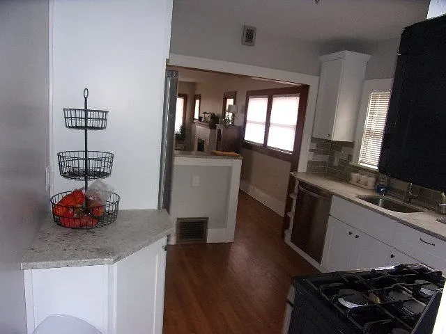 3 bed, 2.0 bath, 1134 sqft, $3,100 — Photo 2