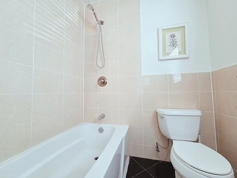 Master Bathroom (En-Suite)
