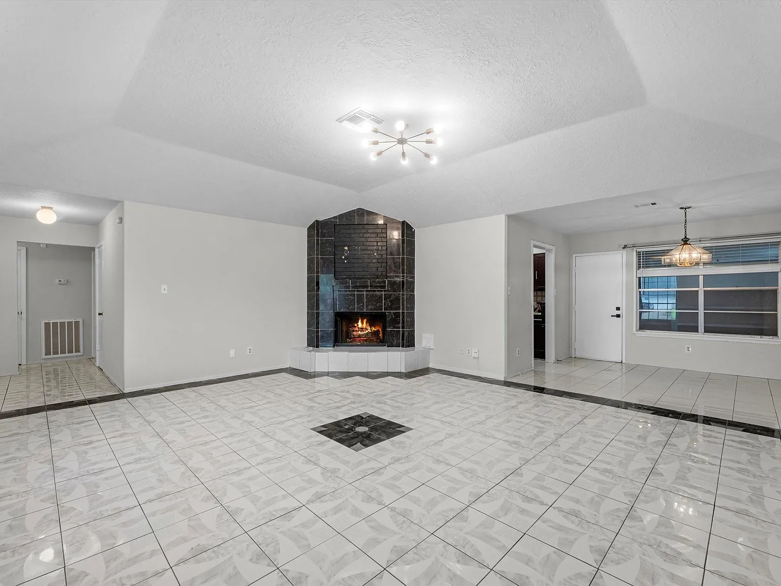 3 bed, 2.0 bath, 1386 sqft, $1,800 — Photo 4