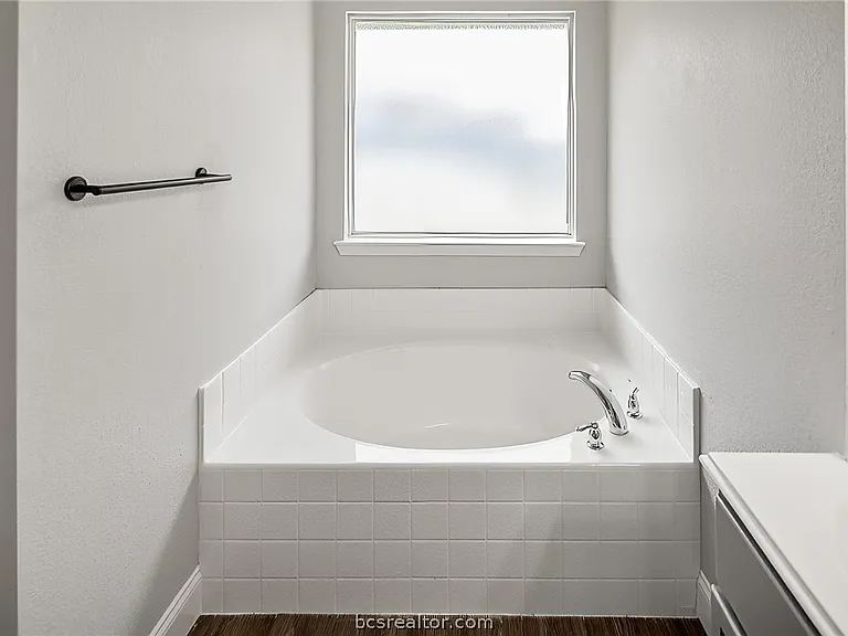 916 Crested Point Dr — Photo 14