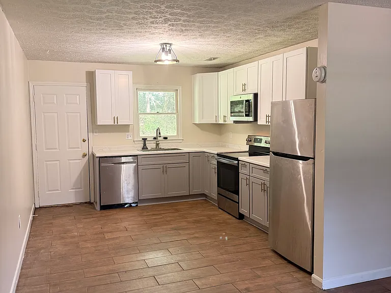 426 Freeman Dr — Photo 1