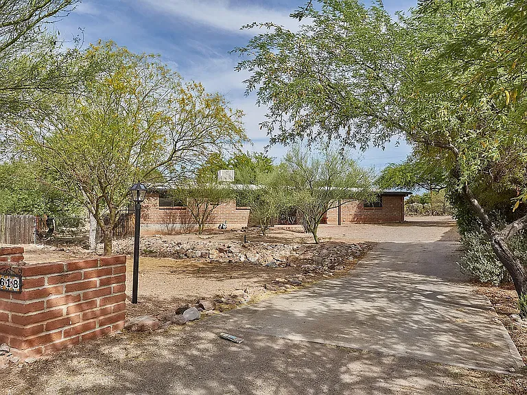 2618 N Teresa Ln — Photo 2