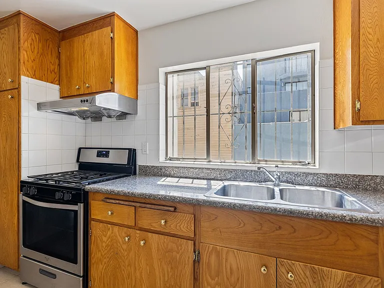 679 Green Street — Photo 9