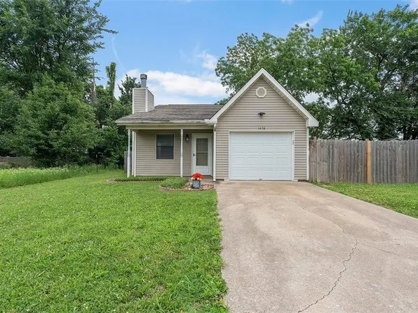 1456 Love Ln, Gentry, AR 72734