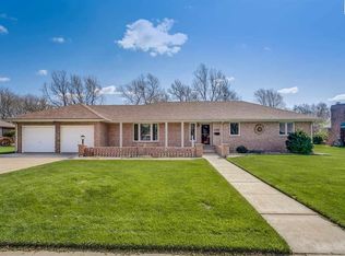2504 Canterbury Dr, Hutchinson, KS 67502