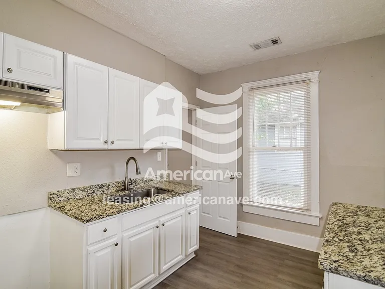1335574_006_kitchen_7.jpg