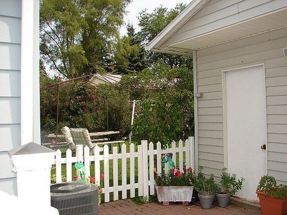 2.5 car garage! Fenced in Yard! Very Private