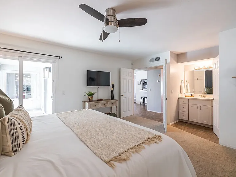 709 W Vaughn St — Photo 13