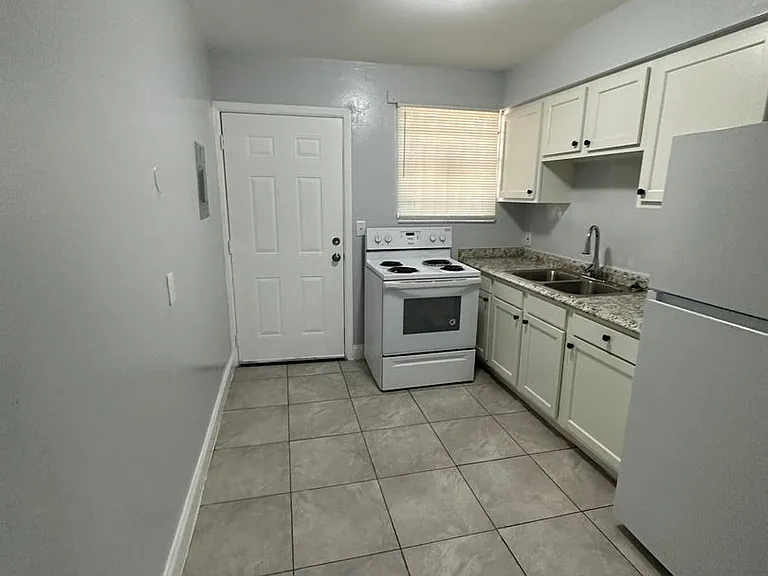 1625 W 26th St — Photo 38