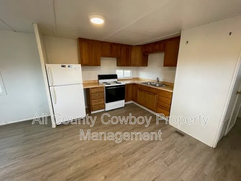 2081 Easterling St — Photo 2