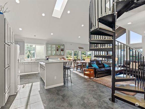 2nd image of 695 Fern Court SE