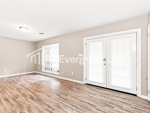3rd image of 2839 Fallbrook Dr