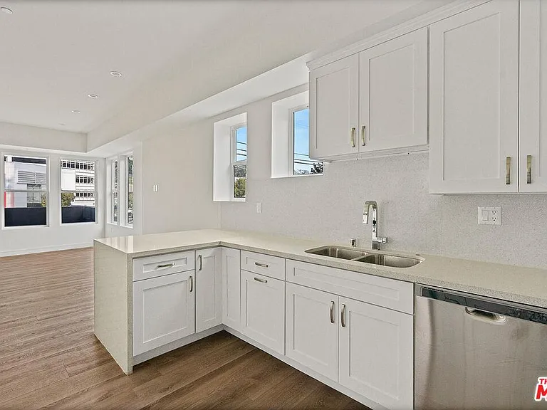 3521 Cahuenga Blvd W — Photo 5