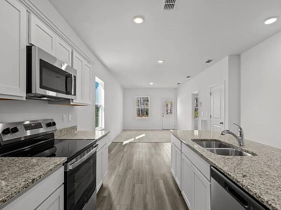 4th image of 1016 Carriage Wood Cir