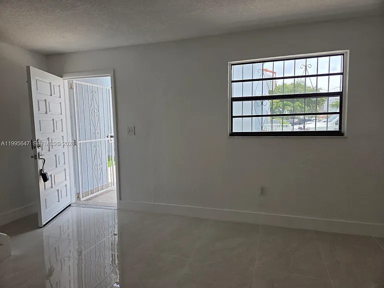 550 SW 115th Ave #405H — Photo 3