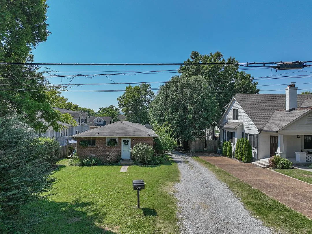 Unit Photo - 1509D Sweetbriar Ave