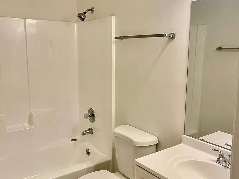 2 Bedroom/1 Bathroom Move-in Ready Townhome w\ 1 Month Free Rent!! — Photo 21