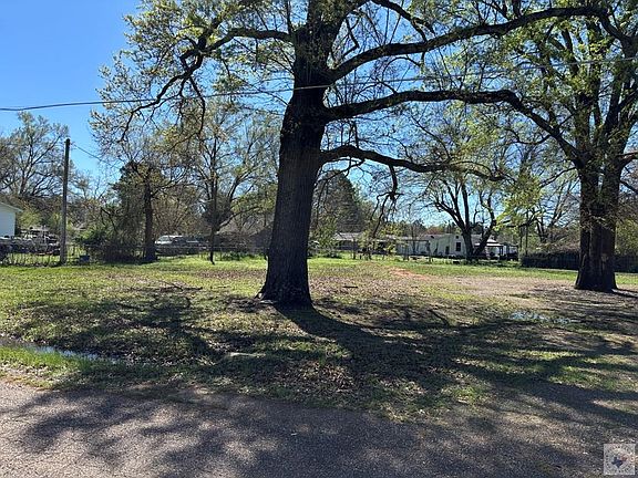 2nd image of 704 E Ave E