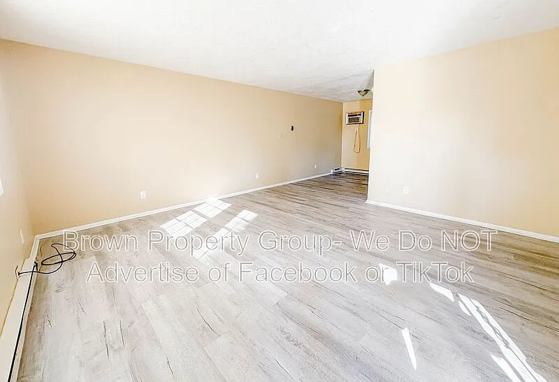 2 bed, 1.0 bath, 900 sqft, $875 — Photo 2