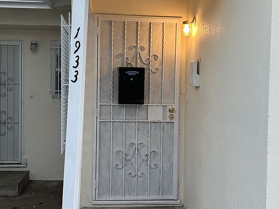 4th image of 1933 S Palm Grove Ave