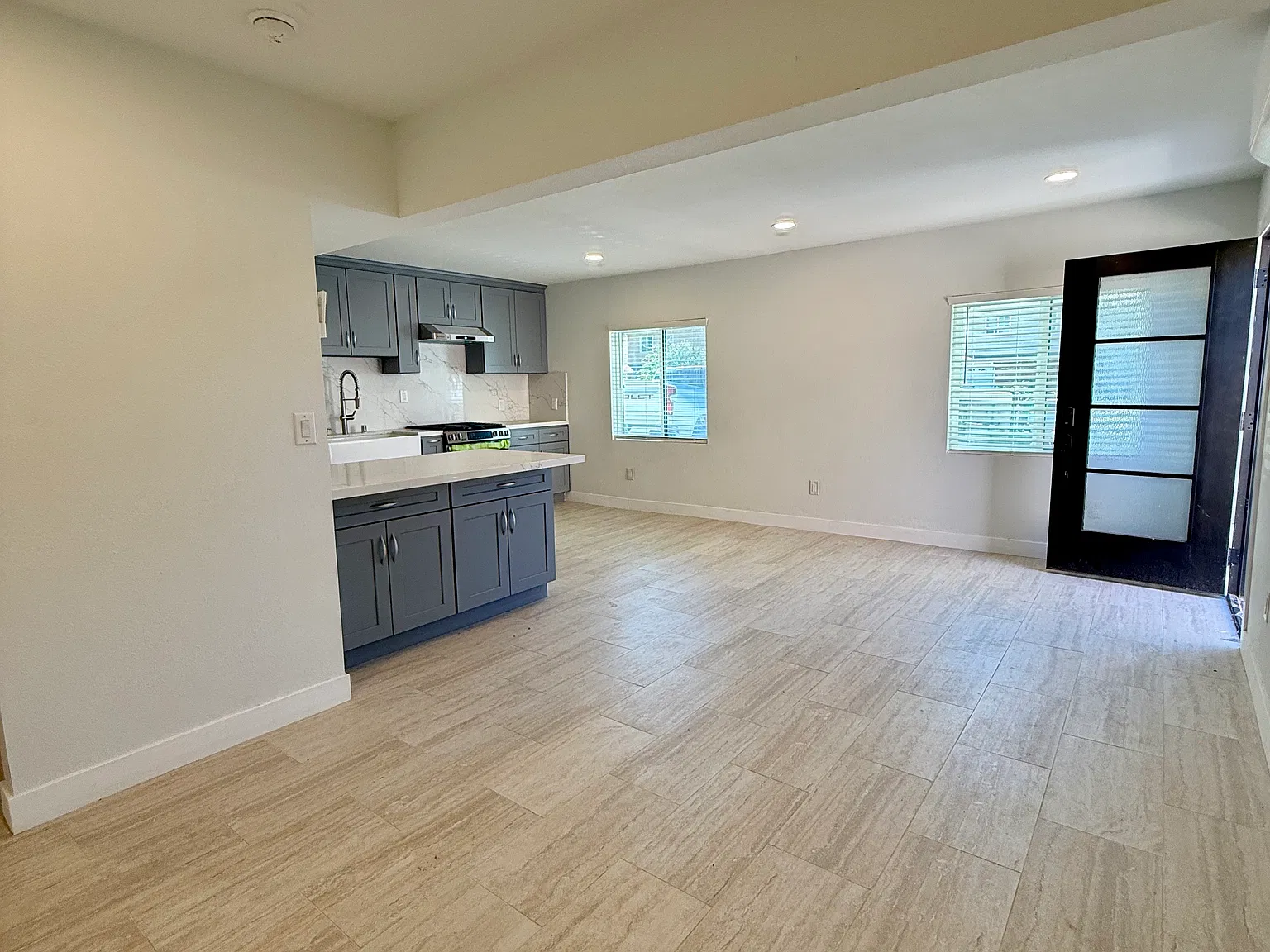 3 bed, 1000 sqft, $3,300 — Photo 3