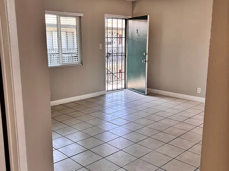 Renovated 2 Bedroom 1 Bathroom — Photo 10