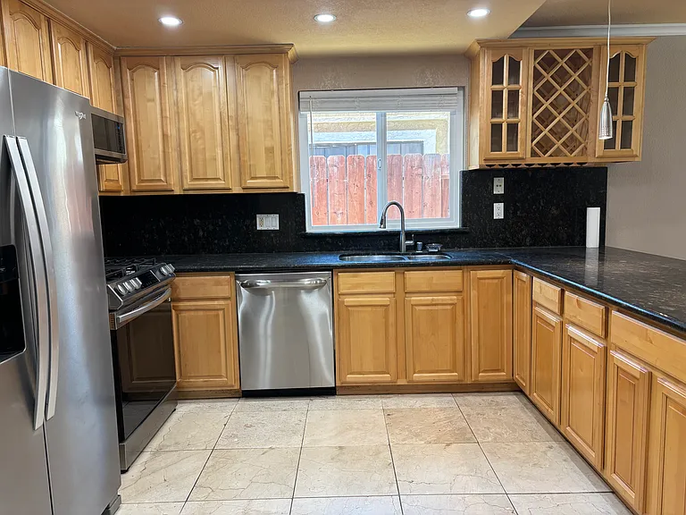 1049 Burnham Dr — Photo 6