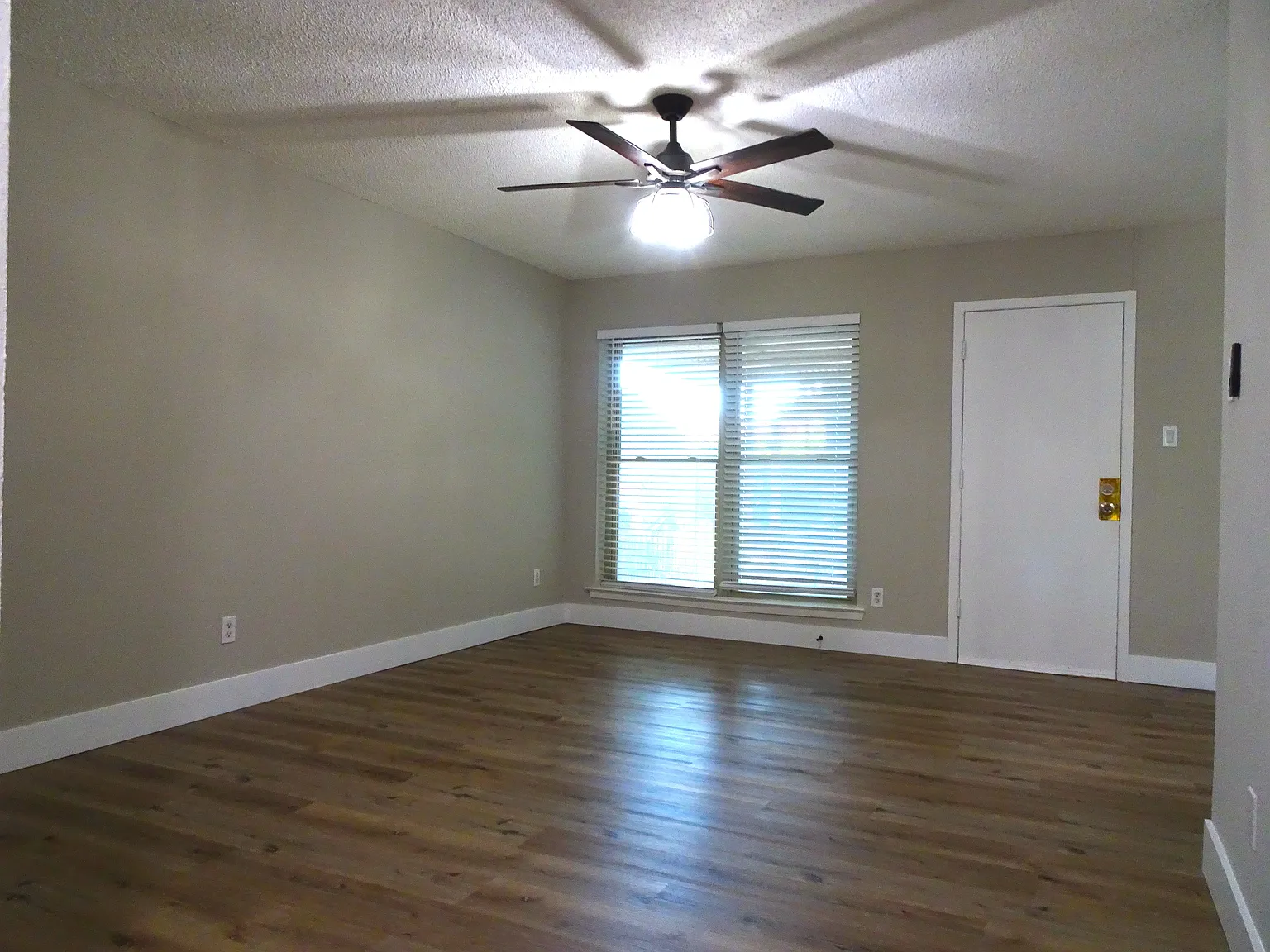 3 bed, 1.5 bath, 1043 sqft, $2,100 — Photo 4