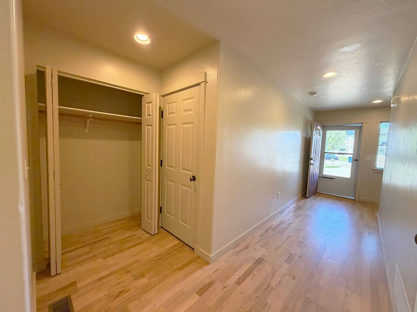 923 Saxon Way — Photo 3