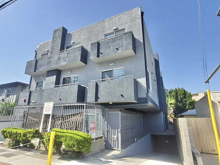 Moorpark St — Photo 1