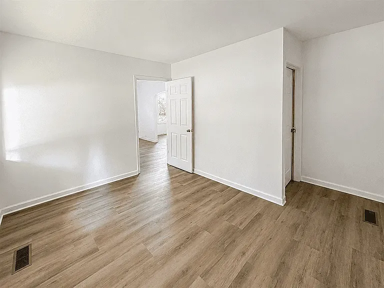 2852 Warsaw St — Photo 10