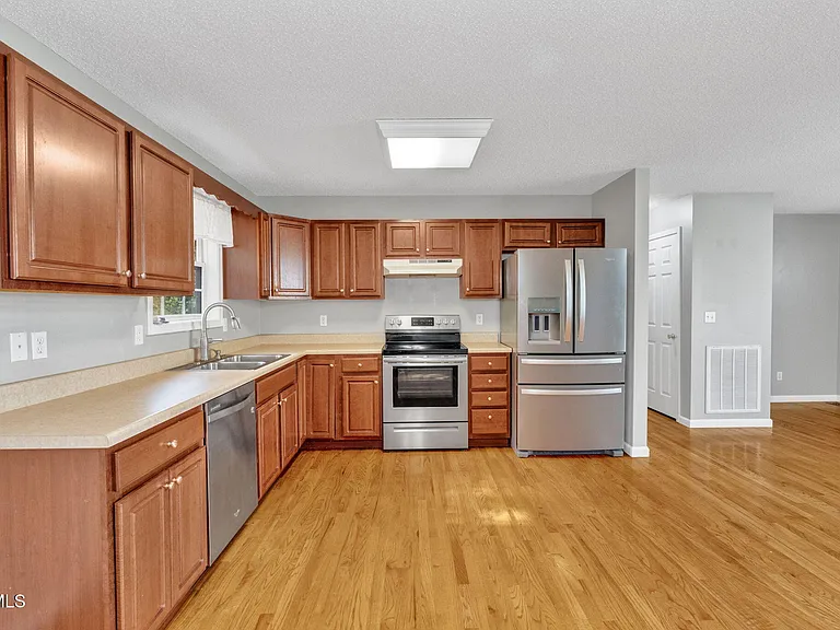 1125 Faye St — Photo 8