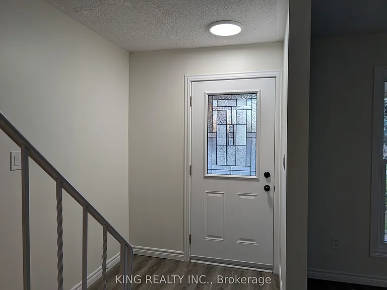 37 Vanier Pl — Photo 3
